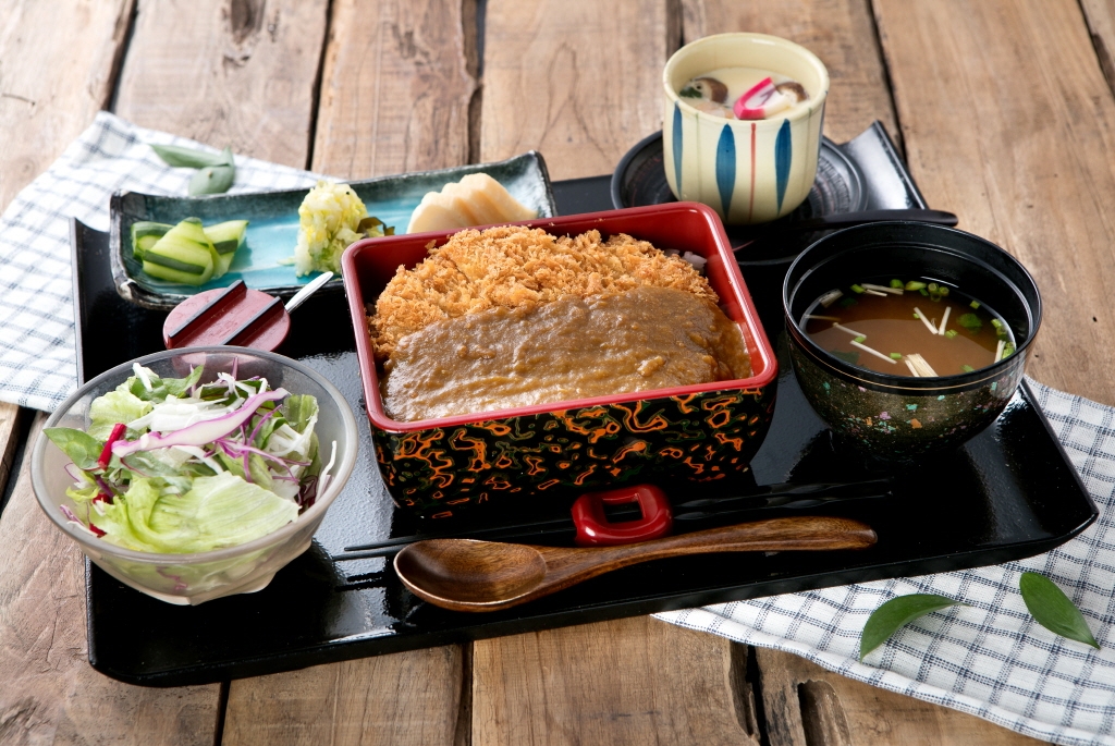 등심 돈까스 덮밥<br>カレーロースカツ丼<br>Pork cutlet with rice<br>15,000원